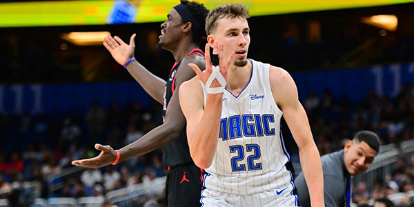 表面上是对 表面上是对